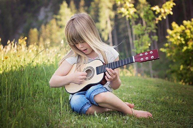 dítě s kytarou
