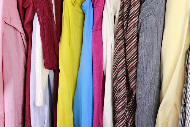 oblečení ve skříni